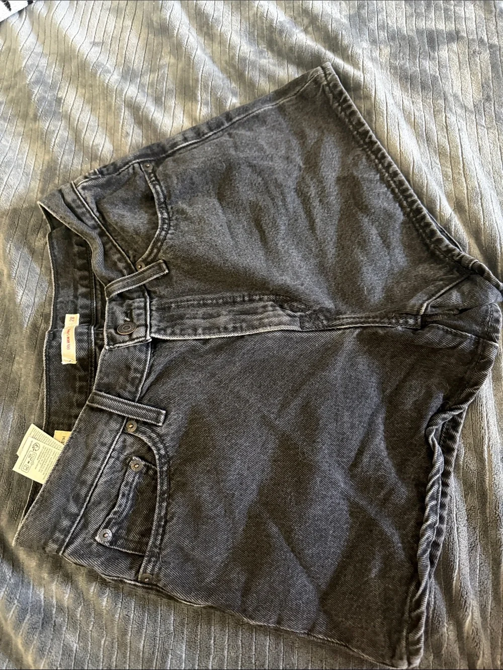 Levi's Women’s 80’s Mom Shorts Black High-Rise | Size 28 - Picture 6 of 8